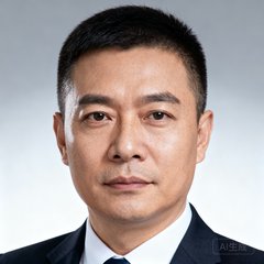 成都某企业行政总监王总的职业头像，干练的商务风格。